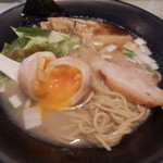 らぁ麺 胡心房 - 味玉らぁめん　味玉割ったアップ