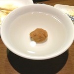 鶏料理居酒屋 TORIBIAN - 遊び心満載の「おっぱいCカップ」は、日本酒の冷やに梅干し⁉️という感じでした(^^