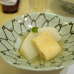 赤坂 詠月 - 厚揚げと一緒に炊いた京都の聖護院大根、自家製の柚子胡椒をそえて