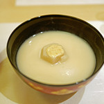 赤坂 詠月 - 里芋とお餅の白味噌（京都山利商店の白味噌）のお雑煮