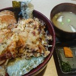 Obata - 左は小柱と海老のかき揚げ、右は桜海老と玉葱のかき揚げの2種丼、香の物、蟹出汁のお味噌汁