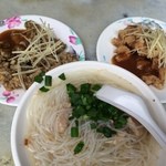 民楽旗魚米粉湯 - 米粉湯と牡蠣と海老の唐揚げ