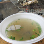 唐泊恵比須かき小屋 - 寒い日だったので、ゆっくり牡蠣を焼いている間に、かき汁100円も頂きました。牡蠣の身は2個入ってました。

