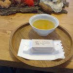 SunnyHills - 店内に入るとSunny Hillsならではのバターの風味が効いた生地と、繊維質がはっきりと残る酸味が効いたパイナップル餡が入った一品で、お茶とともに楽しむのは中々美味しいです。