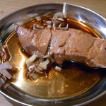 もつ焼き じんちゃん - レバ刺し炙り（夏場）