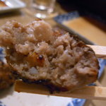 もつ焼き じんちゃん - つくね（断面）