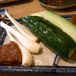 もつ焼き じんちゃん - 胡瓜とｴｼｬﾛｯﾄ