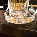 もつ焼き じんちゃん - 溢れている梅割焼酎