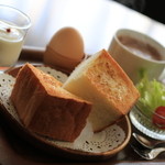 カフェ ヴィオロン - ドリンクについてくるモーニング。分厚いトーストには塩味のきいたバターたっぷり