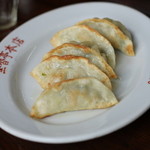 華香亭本店 - 焼き餃子　かなりしっかり目の皮です