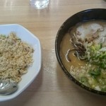 Ramen Kouki - みそラーメンと半焼き飯のセット。税込み760円。