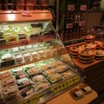 Eki No Souzai Epuron San - お店には様々なお弁当やお惣菜が並び以前より格段とバージョンアップしてました。
      