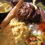 カルパシ - 中央上マール・ミリサタ　左煮干しパリップ