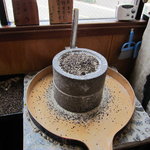 吟八亭 やざ和 - 階段を上がった所にある臼