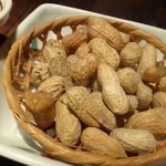Kokonshun Sai Nonki - 塩茹で落花生（430円：税込）・・程よい塩加減で美味しいですね。ツマミに最適