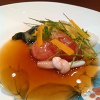 鮨 おさむ - 季節の野菜を綺麗に飾ったひとしな。
                  