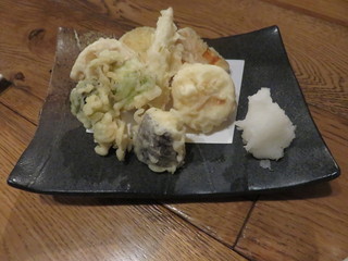 ワイン蔵バンカン - 季節野菜の天ぷら盛合せ：茄子、たらの芽、蓮根、かぼちゃ、長芋、ヤングコーン、さつま芋1