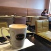 Dante Coffee - ドリンク写真:店内とホットコーヒー