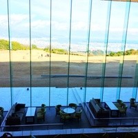 ザ・テラス - ホテルロビーからの景色。一番窓際はカフェエリア。レストラン席はその手前の、一段上がったエリアでした。