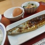 元町食堂 - さんま定食に、ほうれん草おひたし、卵、納豆