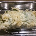 てんぷら 深町 - 雲丹。大葉巻きで提供されました。