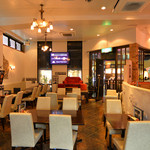 肉とチーズとゴリコ - 天井が高く開放感ある店内