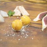 トラットリア ダ コヴィーノ - お通し（京野菜のピクルス、豚喉肉のリエット、チーズフリット、鴨胸肉ハム）　Coperto￥200