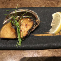 鉄板焼 摩天楼 東京スカイツリー・ソラマチ店 - あわびの鉄板焼〜あわびを肝と醤油で〜