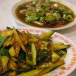 古都台南担々麺 - 炒生腸（豚の子袋炒め）（奥）と涼拌黄瓜（胡瓜の辛み和え）