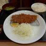 Akane Noujou - チーズロースカツ定食、８８０円。