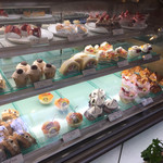 洋菓子モンド - 店内…ケーキの種類も豊富です