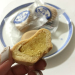 洋菓子モンド - 釜石ラガーボール…中には黄味餡が入っています
