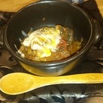 定谷 - 煮込みハンバーグピリ辛