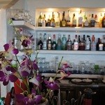 トランジット・カフェ - 南国ムードのカウンター席からの眺め