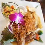 豚肉のポシェ ハニープラムと爽やかシークヮーサーのソース1430円　スープとサラダ付き