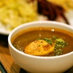 タンブリン カレー&バー - 2016.1 タンブリンカレー（1,100円）の卵入りカレー
