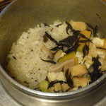 追分温泉 - 炊きたてのひじきと油揚げとカボチャ等を使った釜めし♪もっちりしてうまい