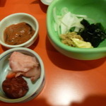 追分温泉 - 塩辛や昔ながらの自家製の梅干しもご飯が進みます