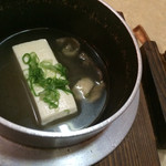 Tori To Gyuuno Omise Kasumiya - これが「釜豆腐」。鶏の皮と一緒に茹でてあり、塩味。