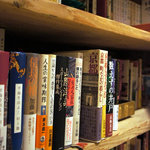 要庵 西富家 - ライブラリーの「桐壷」には豊富な量の書籍が。