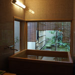 Kaname Annishitomiya - 客室内風呂からも庭を眺めることができる。