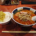 支那麺 はしご - 搾菜だんだん麺（麺硬め、大辛）、ご飯サービス
