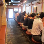 支那麺 はしご - 長いカウンターの店内