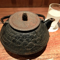 鳥茂 - 201512 日本酒は南部鉄瓶で提供される。創業当時はGHQ統治下でお酒が配給制だったので、”お茶”と言ってヤカンで隠れてお酒を出していた名残だそう。
