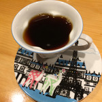 Aidu Kohi Kurabu - 可愛らしいカップとソーサー。
                        コーヒーを飲んでいくとクローバーがハートの形になります