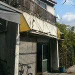 九州ラーメン 六五六 - 営業中、この状態が普通です(シャッター半開きの場合もあり)