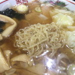 置賜屋 - ワンタンメンの麺は米沢の細縮れ麺。