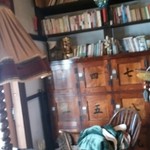 踵屋敷 - 昔の本もたくさんあります。