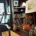 踵屋敷 - 本もたくさんあります。