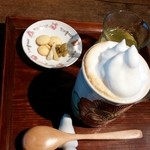 踵屋敷 - ココナッツミルクティーです。おまけにクッキーまで